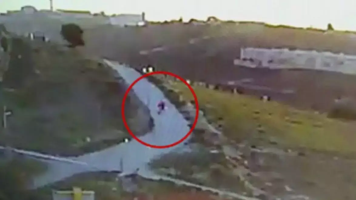 תיעוד הפיגוע בגוש עציון: המחבל מסתתר, תוקף בזמן הריצה - ובורח