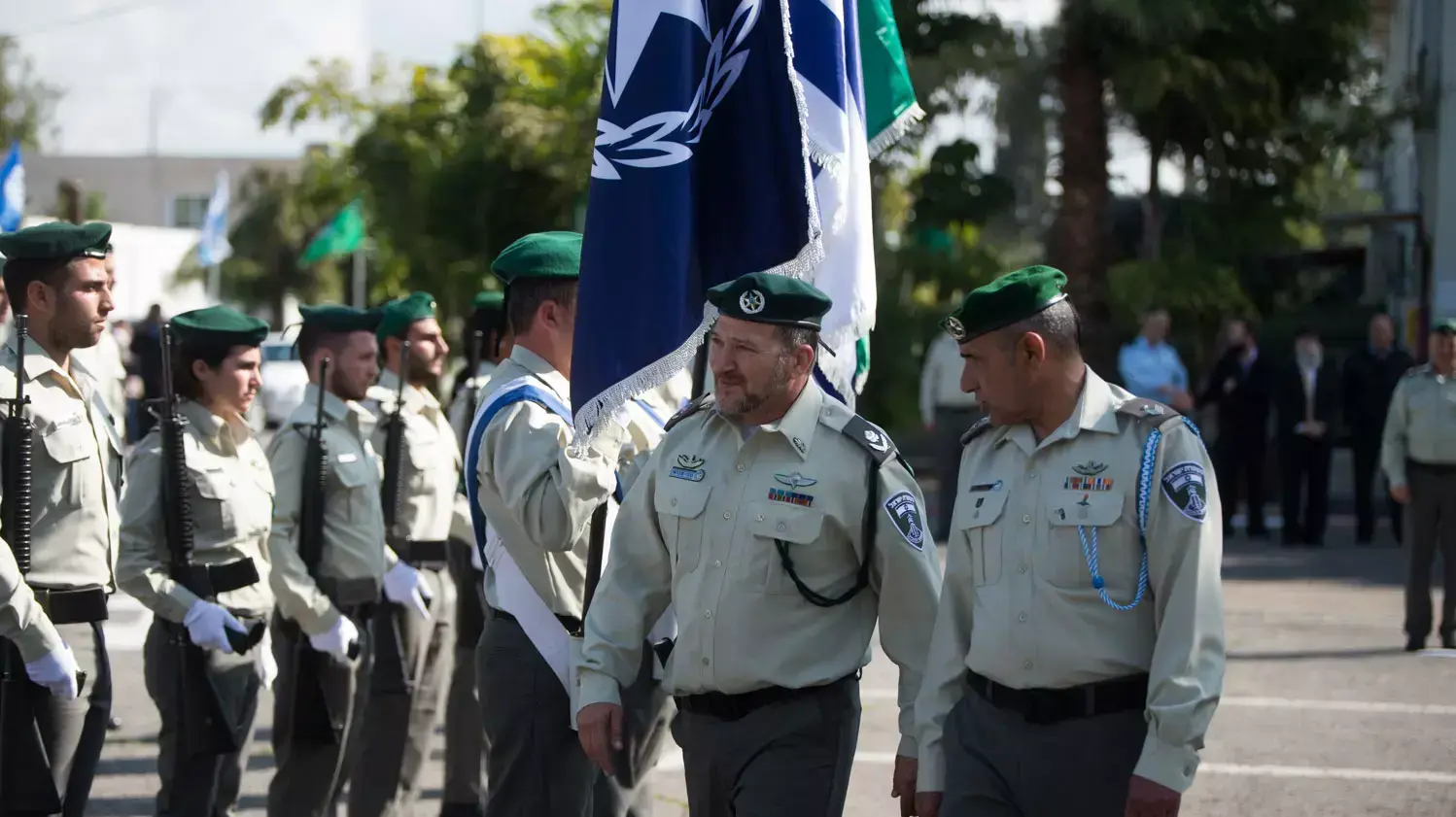 משמאל מפקד מג"ב הנכנס  ניצב יעקב שבתאי מימין מפקד מג"ב היוצא  ניצב עמוס יעקב בטקס נחפת מפקדי מג"ב 11 פברואר 2016