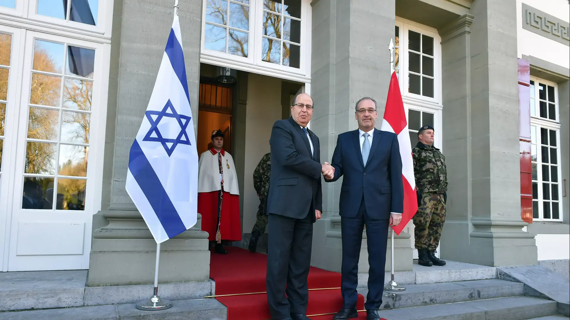 שר הביטחון, משה (בוגי) יעלון במסיבת עיתונאים בשווייץ. פברואר 2016 שר הביטחון, משה (בוגי) יעלון במסיבת עיתונאים בשווייץ. פברואר 2016
