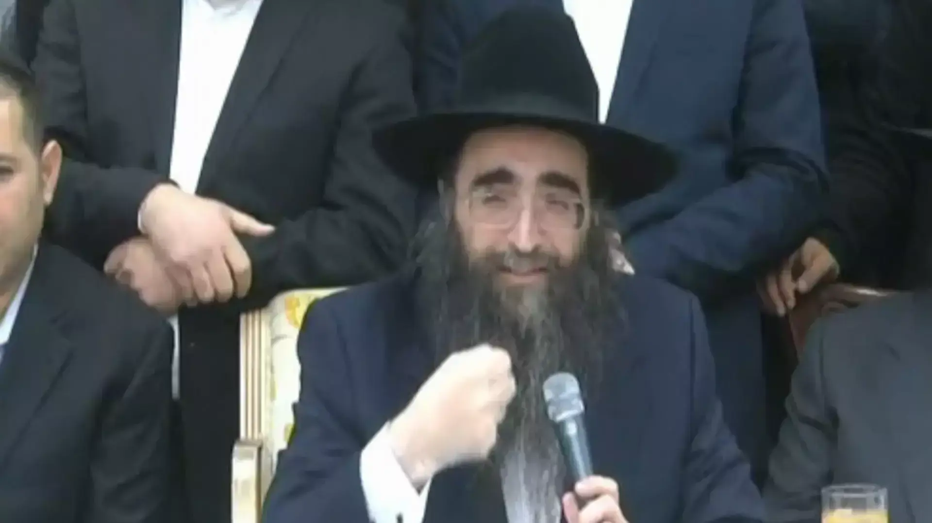 הרב יאשיהו פינטו לתלמידיו: "השטן נלחם בנו בכל הכוח - אך אנו מקבלים זאת בשמחה" הרב יאשיהו פינטו לתלמידיו: "השטן נלחם בנו בכל הכוח - אך אנו מקבלים זאת בשמחה"