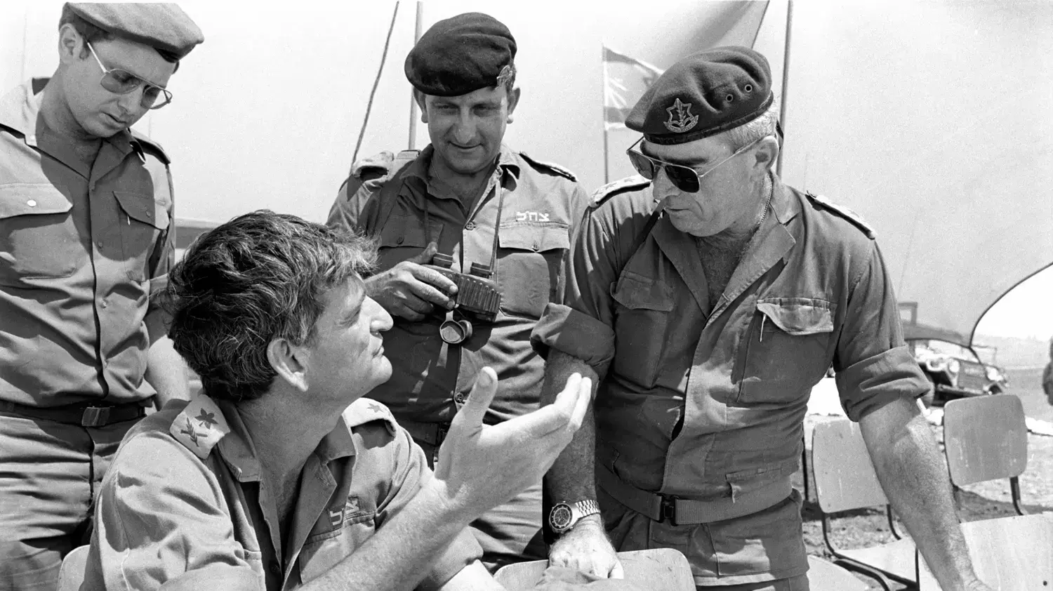 משמאל לימין: רס"ן אילן טל שליש הרמטכ"ל, מפקד פיקוד צפון אלוף אביגדור (יאנוש) בן גל, קצין תותחנים אל"מ אורי מנוס, הרמטכ"ל רא"ל רפאל איתן משמאל לימין: רס"ן אילן טל שליש הרמטכ"ל, מפקד פיקוד צפון אלוף אביגדור (יאנוש) בן גל, קצין תותחנים אל"מ אורי מנוס, הרמטכ"ל רא"ל רפאל איתן