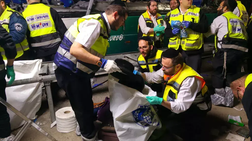 מתנדבי זק"א אוספים ממצאים מהתאונה בין אוטובוס למשאית שאירעה בכביש 1, 14 בפברואר מתנדבי זק"א אוספים ממצאים מהתאונה בין אוטובוס למשאית שאירעה בכביש 1, 14 בפברואר