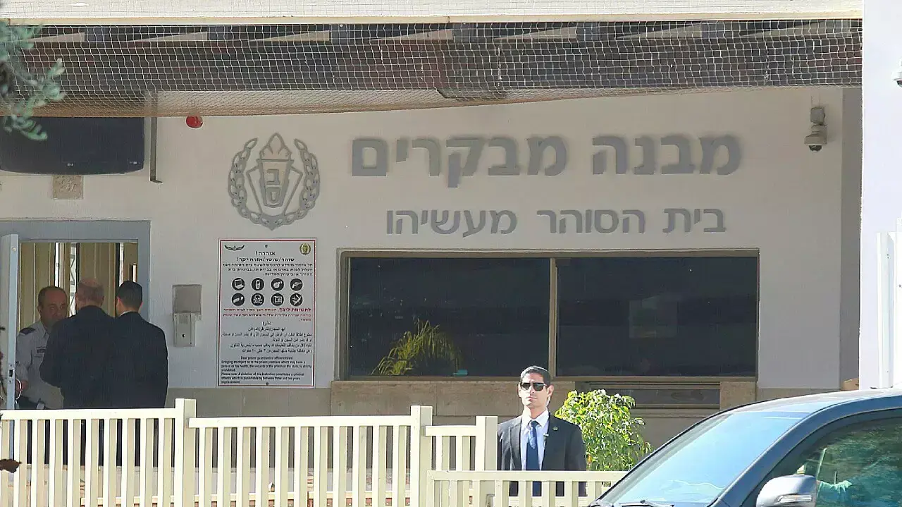 אהוד אולמרט נכנס לכלא מעשיהו, 15 בפברואר 2016 אהוד אולמרט נכנס לכלא מעשיהו, 15 בפברואר 2016