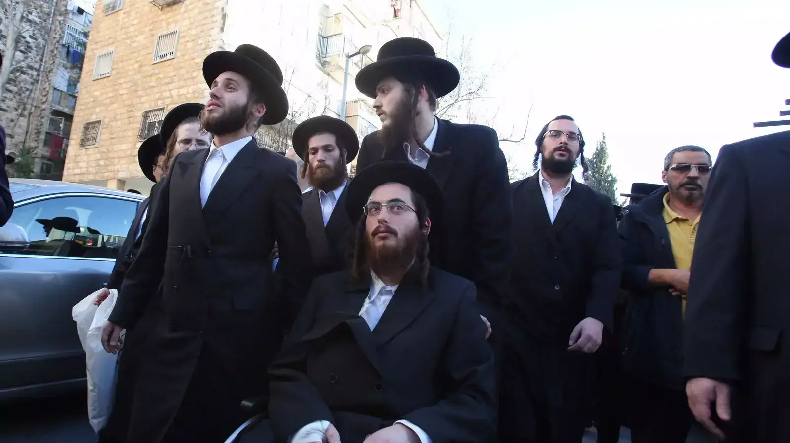 מרדכי פרנקל בעלה של חנה פרנקל שנהרגה בפיגוע בכביש 1 בהלווית אשתו מרדכי פרנקל בעלה של חנה פרנקל שנהרגה בפיגוע בכביש 1 בהלווית אשתו