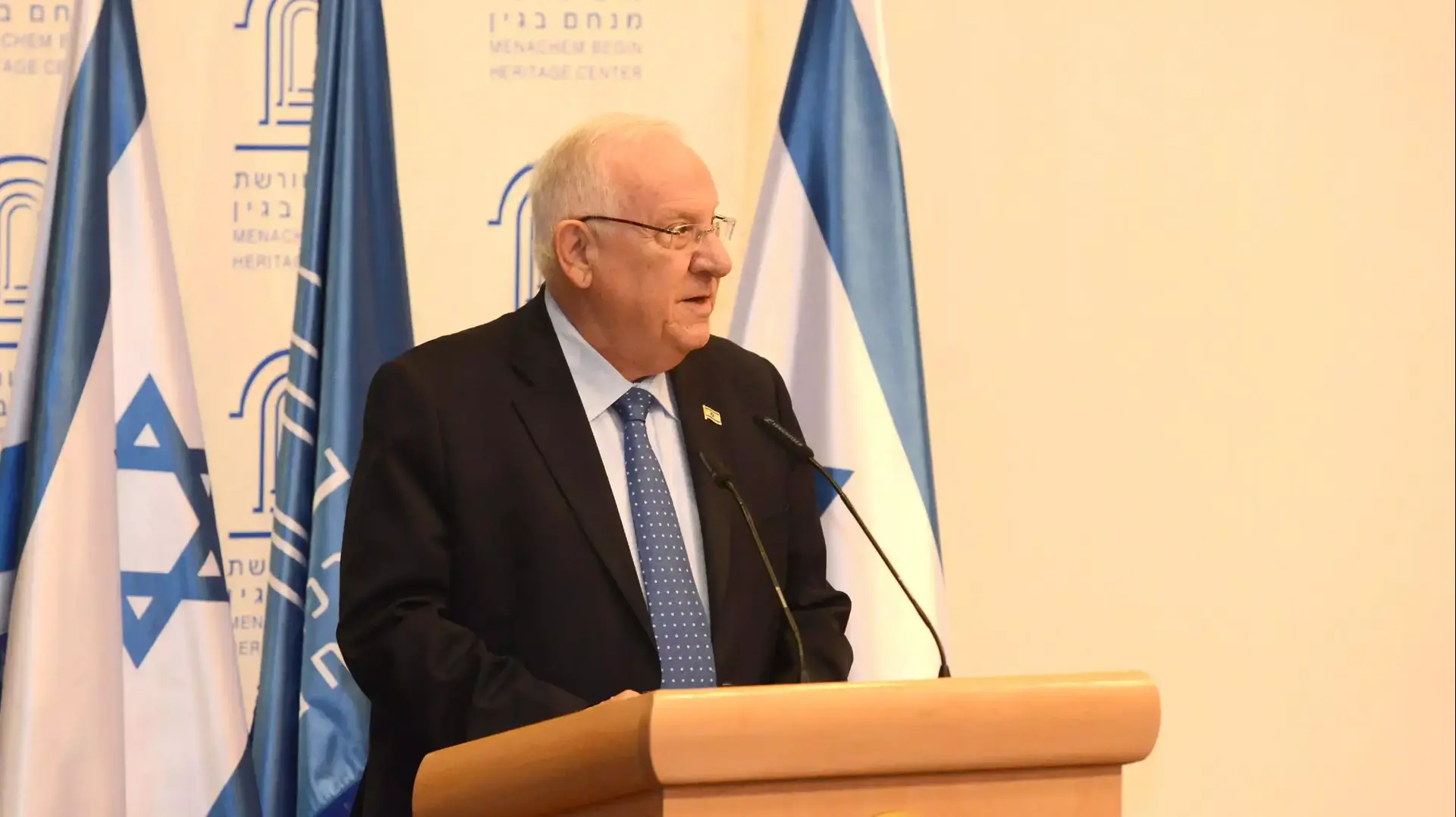 תמונה. הודעה. נשיא המדינה נשא דברים הערב, בהשקת ספרו של ד"ר יועז הנדל- "בארץ לא זרועה" שהתקיים במרכז מורשת בגין תמונה. הודעה. נשיא המדינה נשא דברים הערב, בהשקת ספרו של ד"ר יועז הנדל- "בארץ לא זרועה" שהתקיים במרכז מורשת בגין