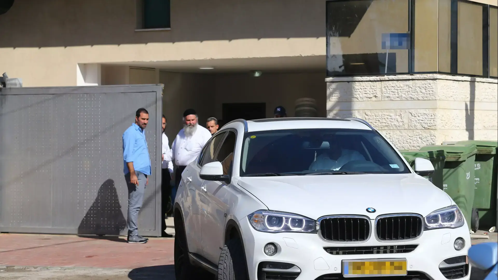 הרב יאשיהו פינטו יוצא מביתו בדרך לכלא. אשדוד, 16 בפברואר 2016 הרב יאשיהו פינטו יוצא מביתו בדרך לכלא. אשדוד, 16 בפברואר 2016
