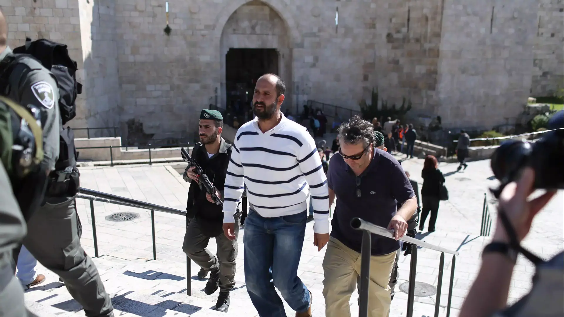 וויליאם בות' (עם החולצה הסגולה) וסופיאן טאהא, כתבים בעיתון וושינגטון פוסט, מעוכבים לחקירה בשער שכם בירושלים, 16 בפברואר 2016 וויליאם בות' (עם החולצה הסגולה) וסופיאן טאהא, כתבים בעיתון וושינגטון פוסט, מעוכבים לחקירה בשער שכם בירושלים, 16 בפברואר 2016