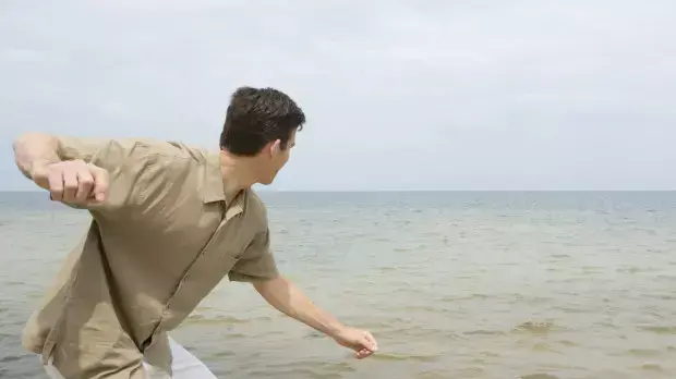 הקפצת אבנים על המים