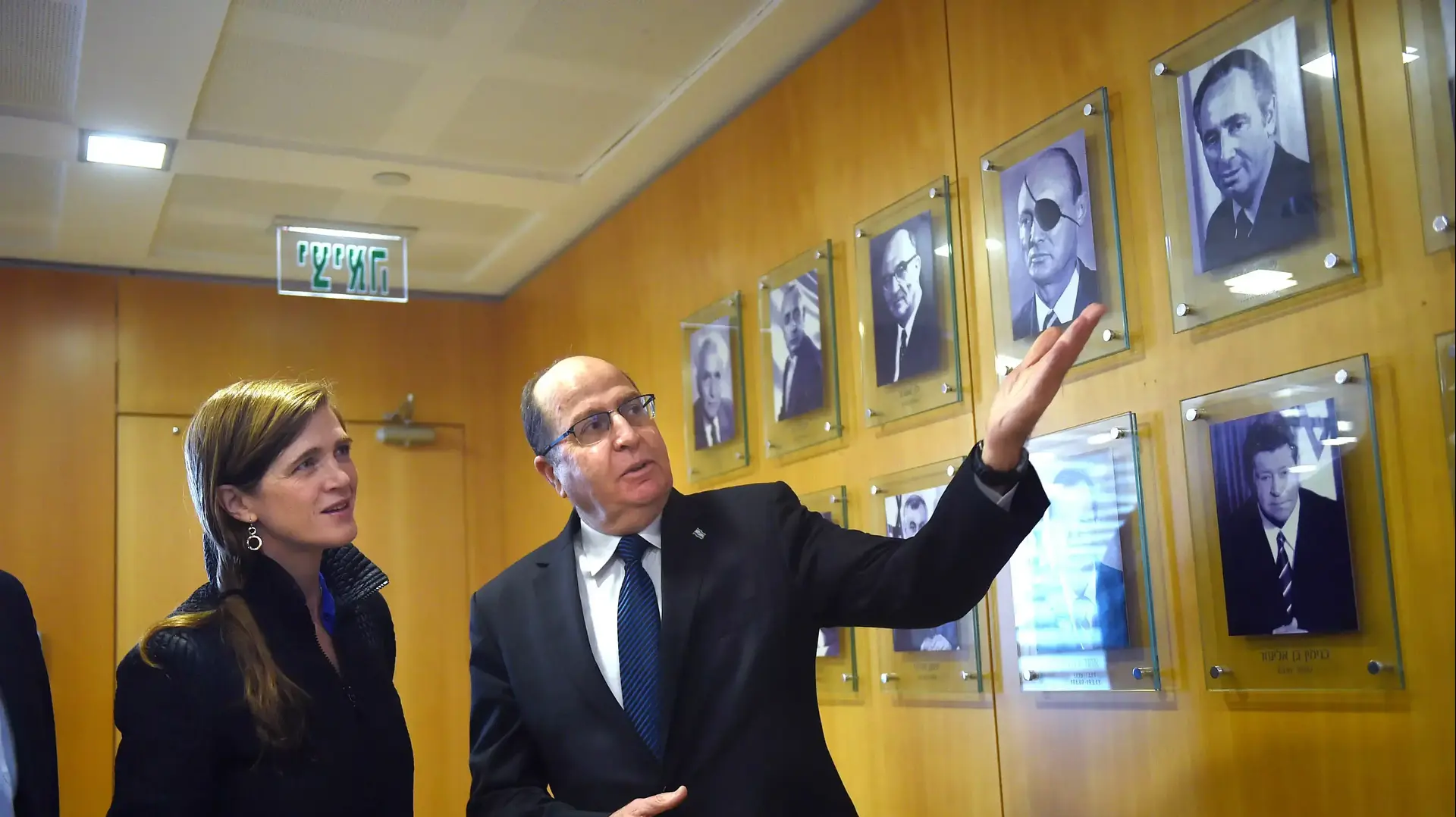 שר הביטחון משה (בוגי) יעלון, נפגש היום בלשכתו בתל אביב עם שגרירת ארצות הברית באו"ם, סמנתה פאוור, המבקרת בישראל. במהלך הפגישה דנו השניים בהתפתחויות האחרונות במזרח התיכון. שר הביטחון משה (בוגי) יעלון, נפגש היום בלשכתו בתל אביב עם שגרירת ארצות הברית באו"ם, סמנתה פאוור, המבקרת בישראל. במהלך הפגישה דנו השניים בהתפתחויות האחרונות במזרח התיכון.