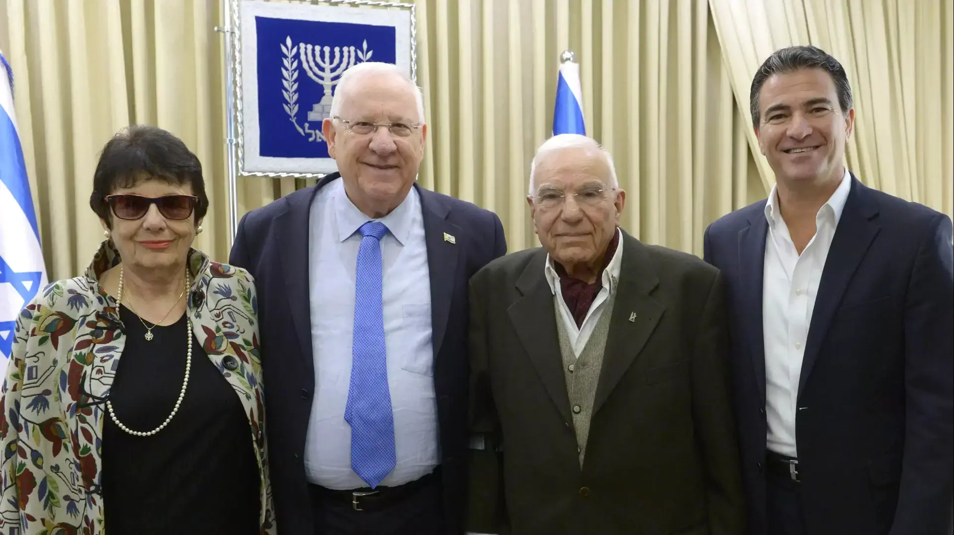 נשיא המדינה ראובן ריבלין וראש המוסד יוסי כהן העניקו פרס מפעל חיים לעובד המוסד האגדי, אברהם ברזילי. פברואר 2016 נשיא המדינה ראובן ריבלין וראש המוסד יוסי כהן העניקו פרס מפעל חיים לעובד המוסד האגדי, אברהם ברזילי. פברואר 2016