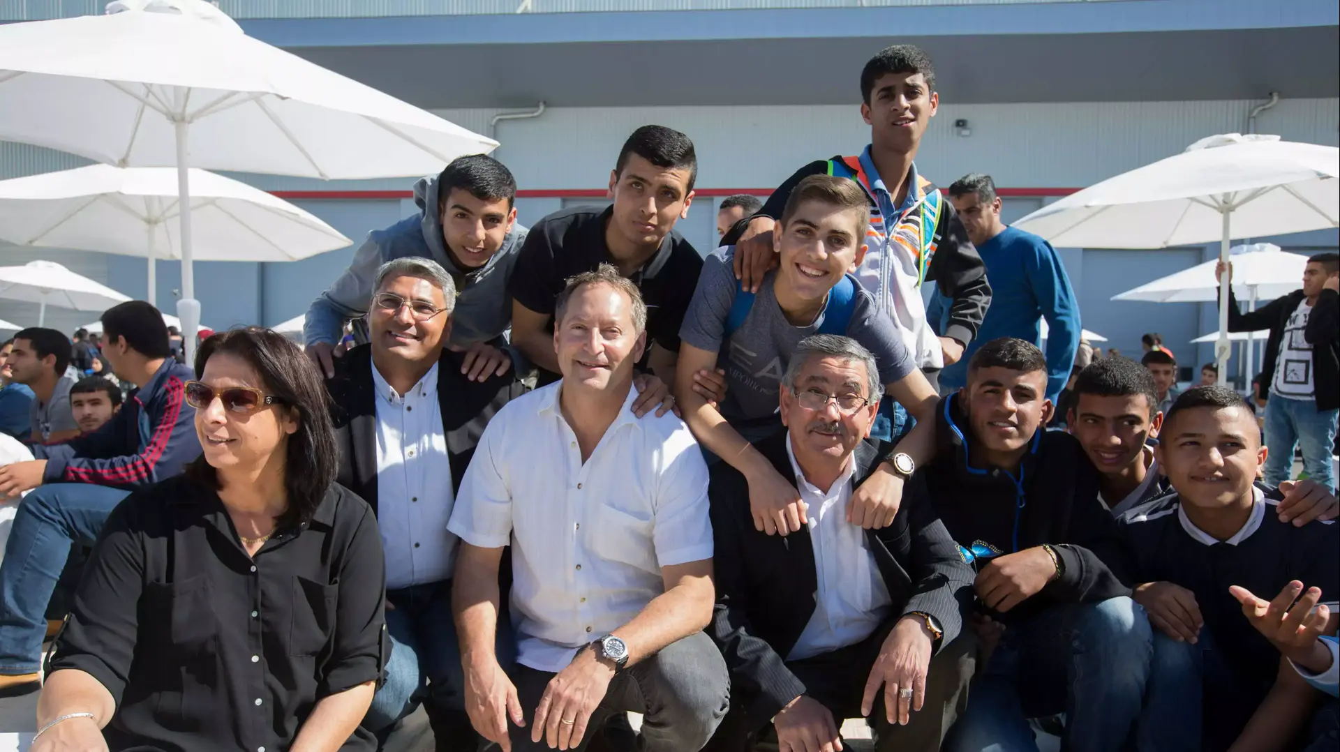 בני נוער יהודים מתל אביב ובדואים מרהט במופע מוסיקלי משותף למען אחדות בין מגזרית, סמוך לרהט. פברואר 2016 בני נוער יהודים מתל אביב ובדואים מרהט במופע מוסיקלי משותף למען אחדות בין מגזרית, סמוך לרהט. פברואר 2016