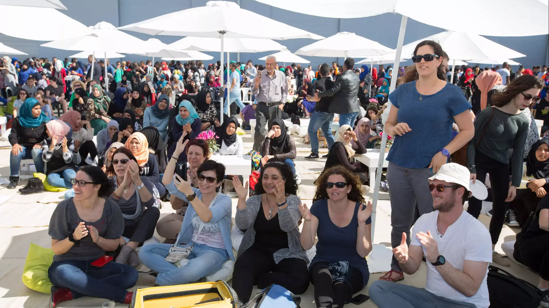 בני נוער יהודים מתל אביב ובדואים מרהט במופע מוסיקלי משותף למען אחדות בין מגזרית, סמוך לרהט. פברואר 2016 בני נוער יהודים מתל אביב ובדואים מרהט במופע מוסיקלי משותף למען אחדות בין מגזרית, סמוך לרהט. פברואר 2016