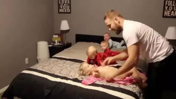 אבא מחליף חיתולים לשלישייה אבא מחליף חיתולים לשלישייה