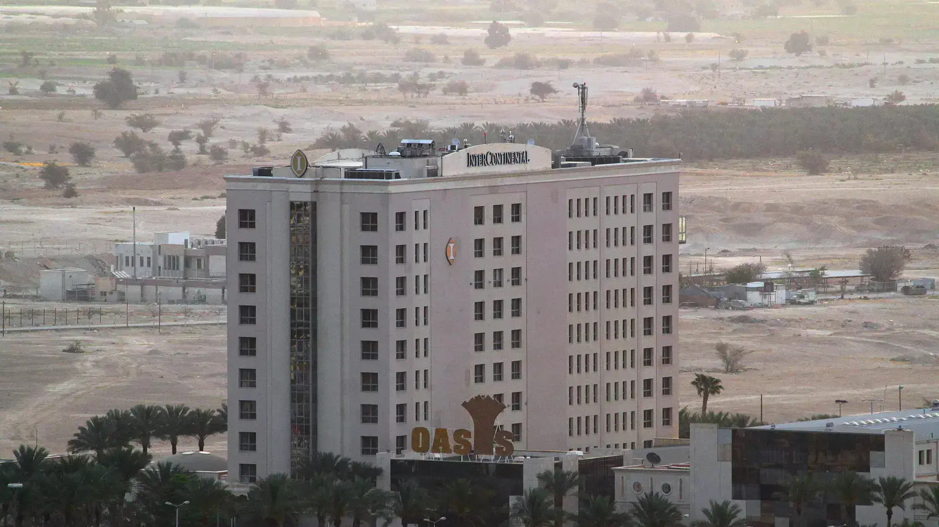 בית הקזינו ביריחו  ובית המלון הסמוך, כפי שנראים מהיישוב ורד יריחו.