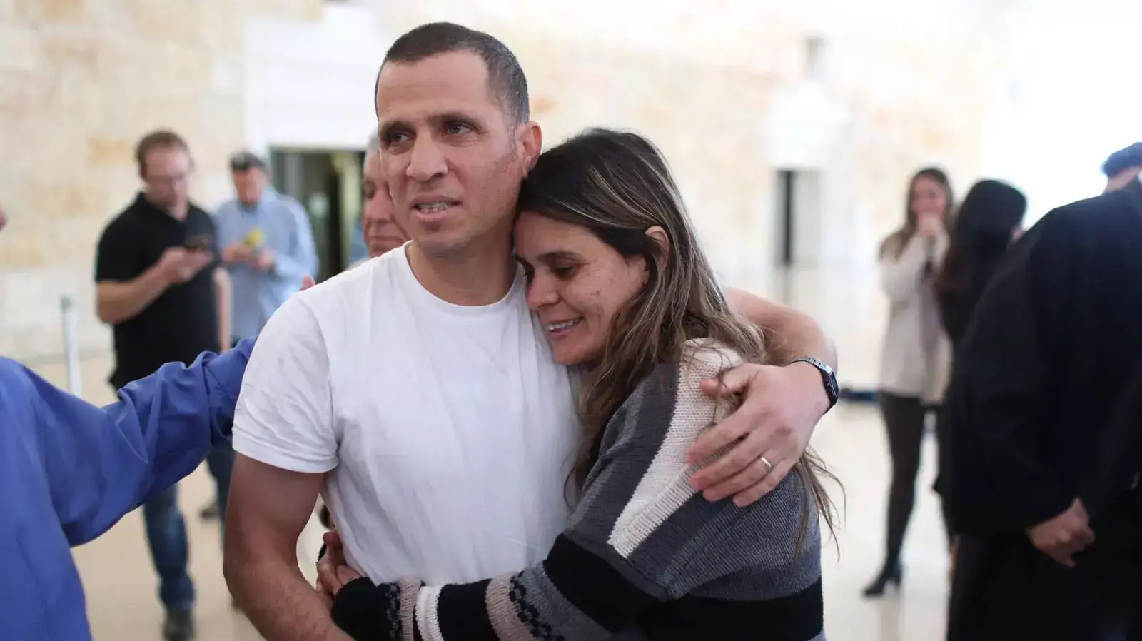 ניר סומך בבית המשפט העליון עם אשתו טלי סומך אחרי היודדע ההודעה על זיכויו