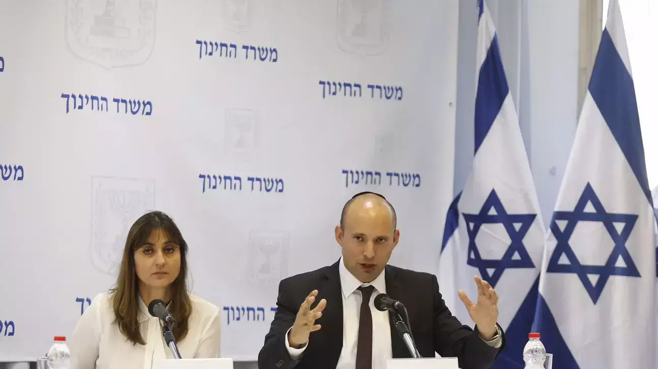 שר החינוך נפתלי בנט במסיבת עיתונאים בעניין סל התרבות