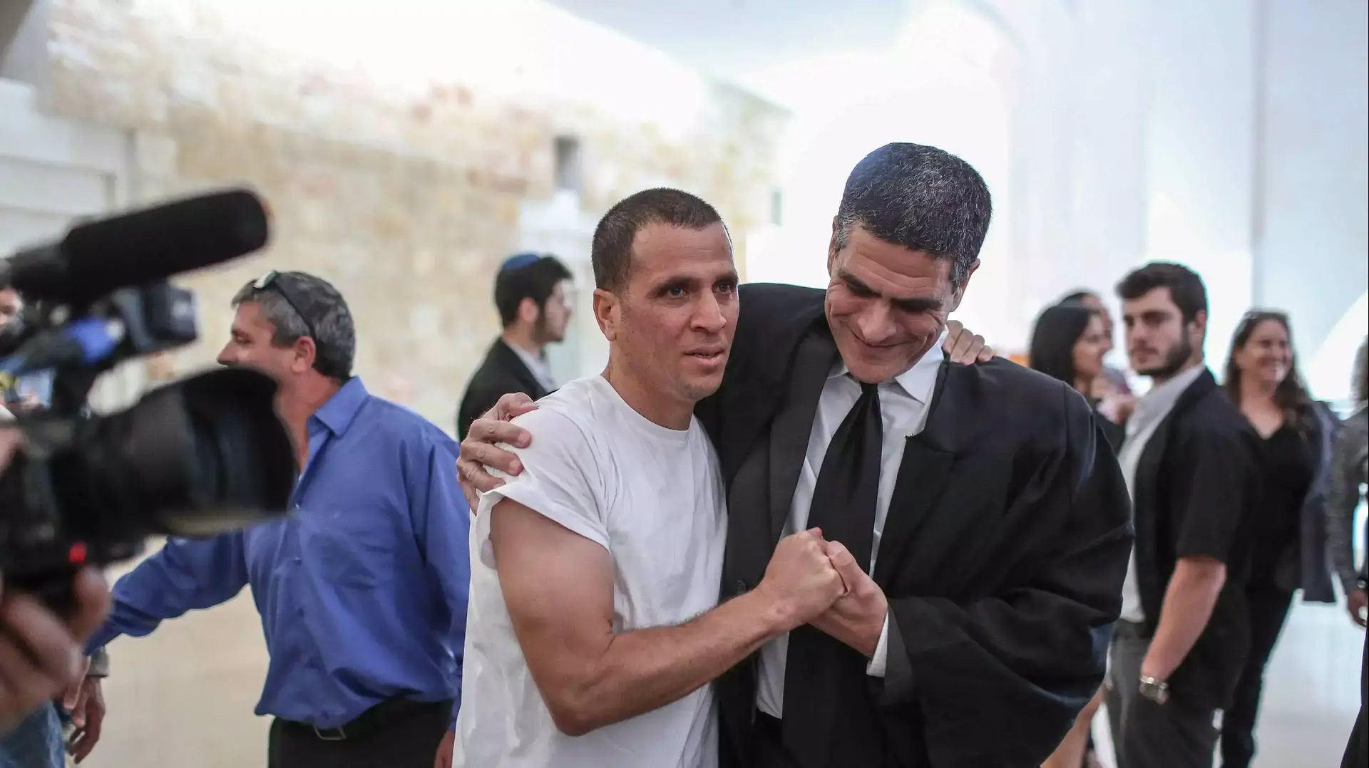 ניר סומך ובני משפחתו ביציאה מבית המשפט העליון לאחר שזוכה ושוחרר מעונש מאסר