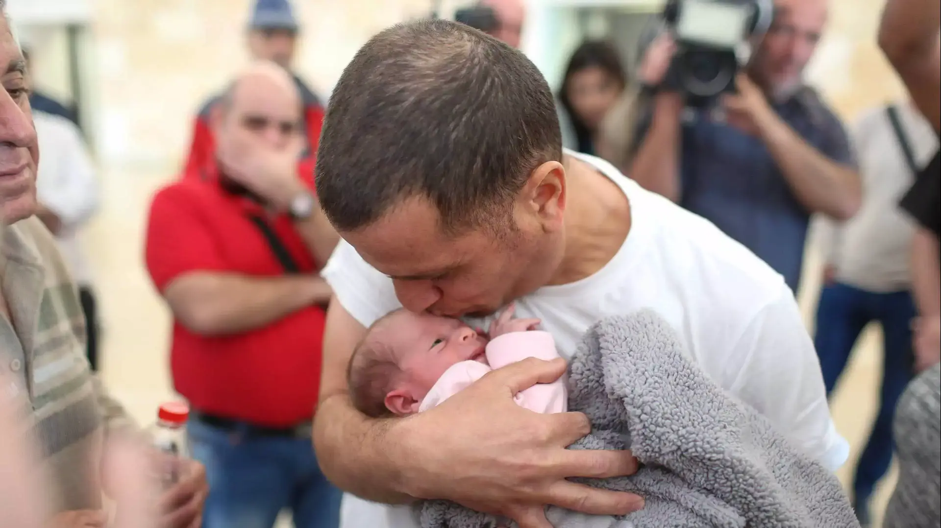 ניר סומך ובני משפחתו ביציאה מבית המשפט העליון לאחר שזוכה ושוחרר מעונש מאסר