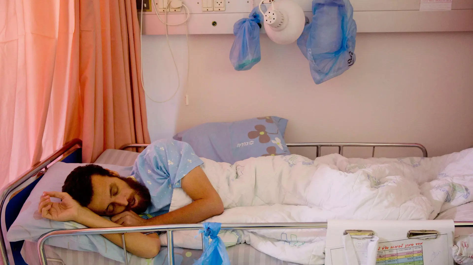 העציר המנהלי מוחמד אל-קיק בבית החולים העמק בעפולה, 10 בפברואר 2016 העציר המנהלי מוחמד אל-קיק בבית החולים העמק בעפולה, 10 בפברואר 2016