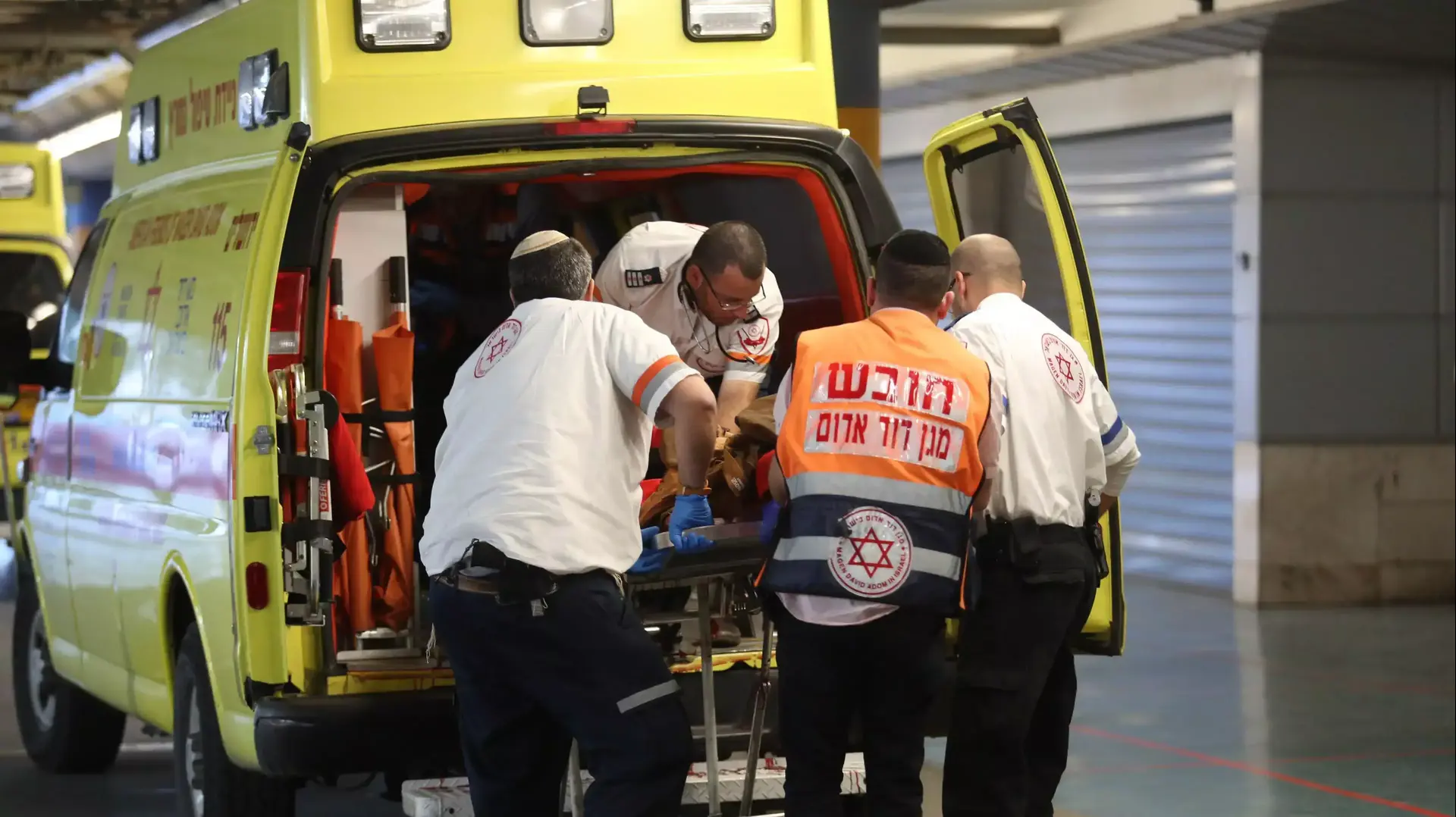פינוי פצוע קשה מפיגוע הדקירה בשער בנימין לבית החולים שערי צדק. פברואר 2016 פינוי פצוע קשה מפיגוע הדקירה בשער בנימין לבית החולים שערי צדק. פברואר 2016