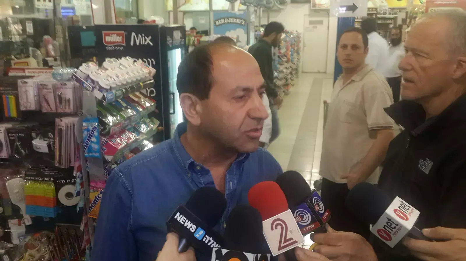 רמי לוי בזירת פיגוע הדקירה בשער בנימין. פברואר 2016 רמי לוי בזירת פיגוע הדקירה בשער בנימין. פברואר 2016
