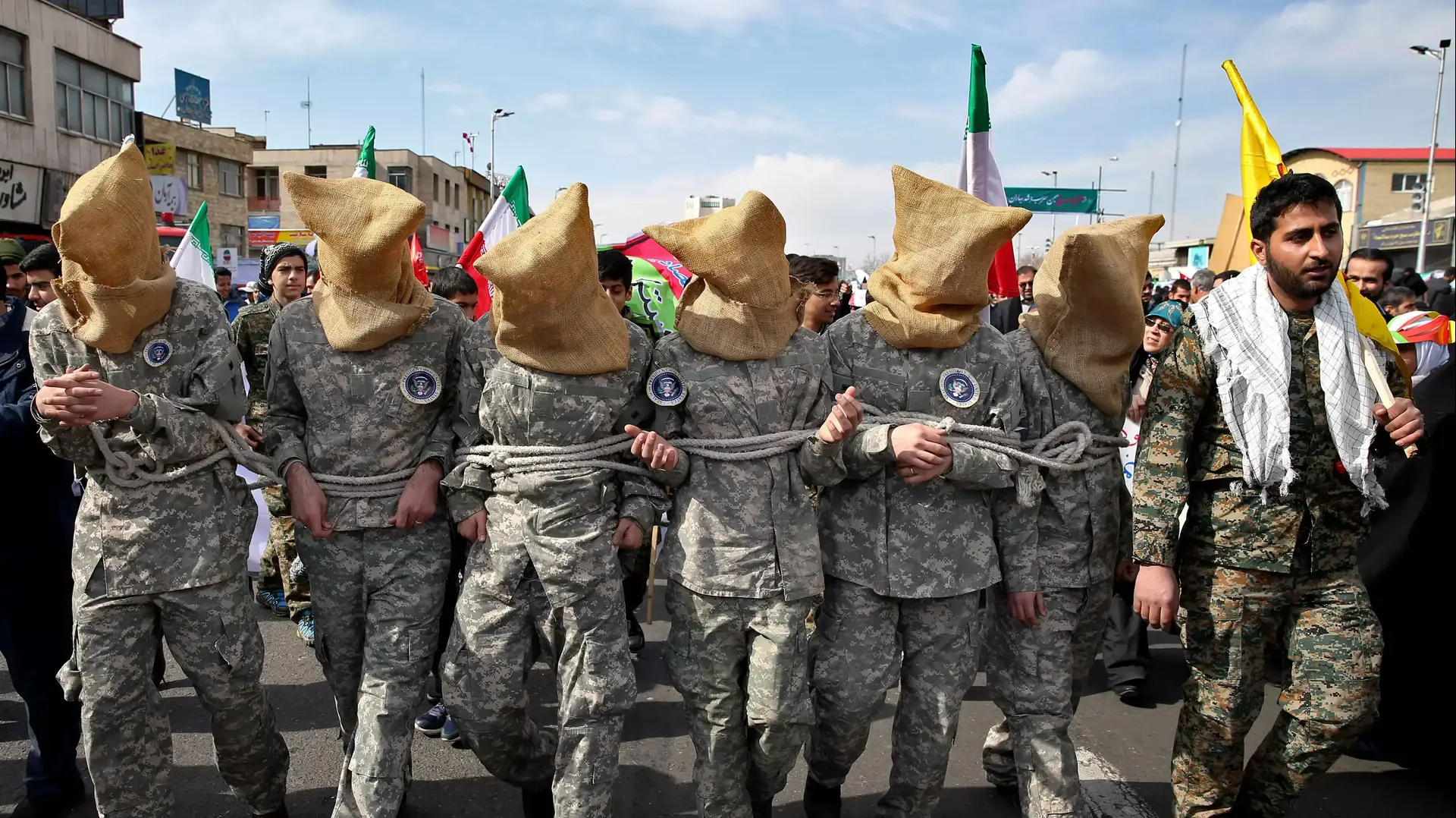 חברי מיליציית הבסיג' משחזרים בטהראן את מעצר המלחים האמריקנים בחגיגות יום השנה ה-37 למהפכה האסלאמית באיראן, 11 בפברואר 2016 חברי מיליציית הבסיג' משחזרים בטהראן את מעצר המלחים האמריקנים בחגיגות יום השנה ה-37 למהפכה האסלאמית באיראן, 11 בפברואר 2016