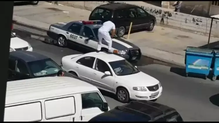 גבר שיכור מול שוטרים