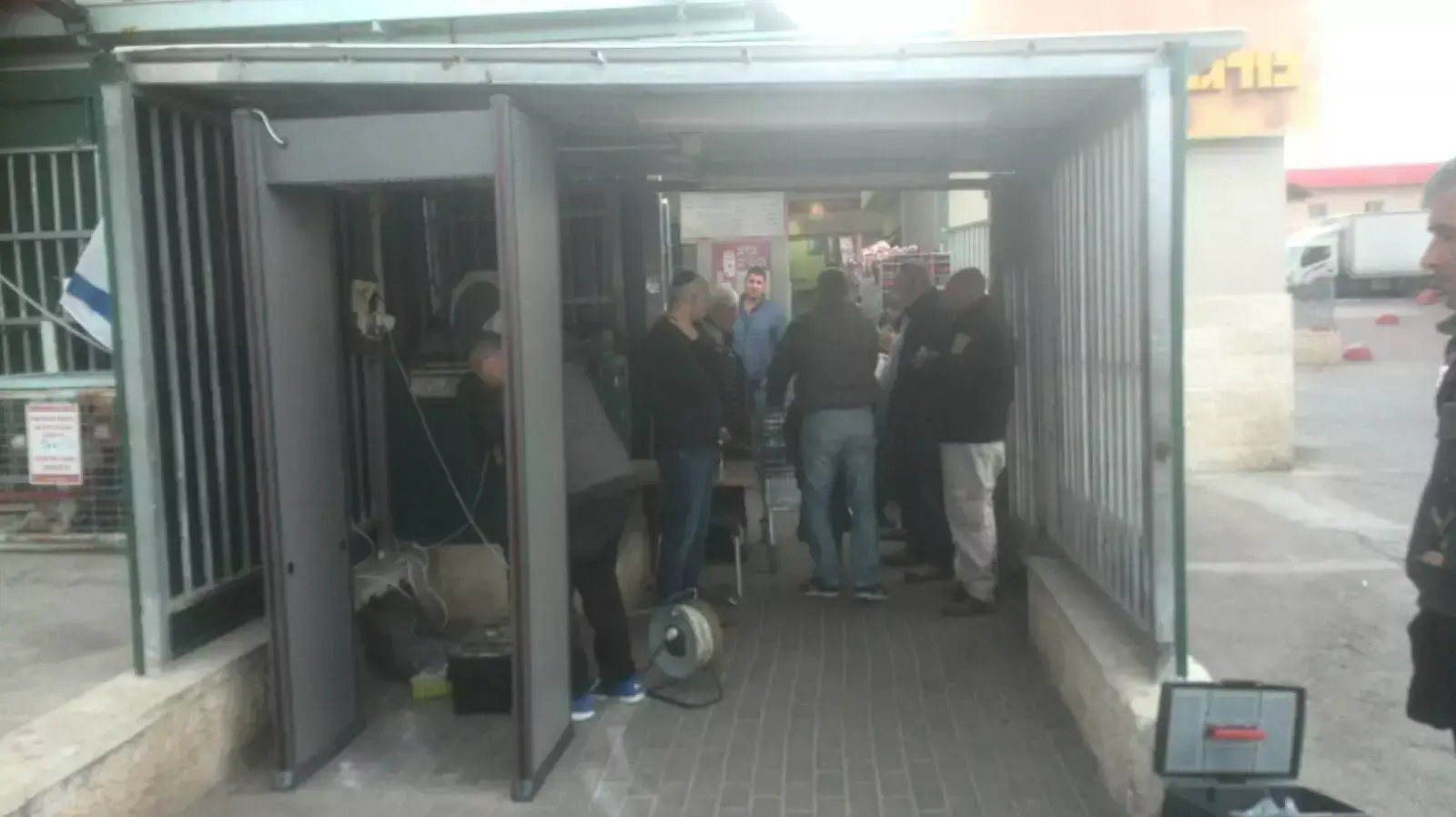 מגנומטר הותקן בכניסה לרמי לוי באזור התעשייה שער בנימין. 21 בפברואר 2016 מגנומטר הותקן בכניסה לרמי לוי באזור התעשייה שער בנימין. 21 בפברואר 2016