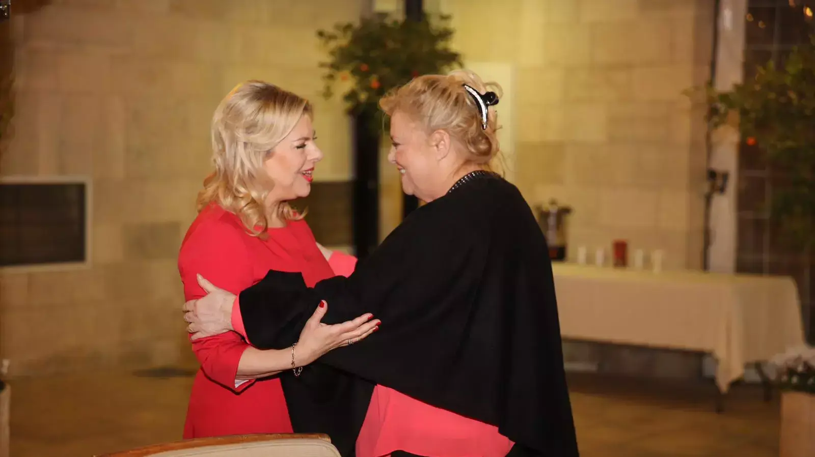 שרה נתניהו וכריסטינה נובל בפגישתן במעון ראש הממשלה, פברואר 2016 שרה נתניהו וכריסטינה נובל בפגישתן במעון ראש הממשלה, פברואר 2016