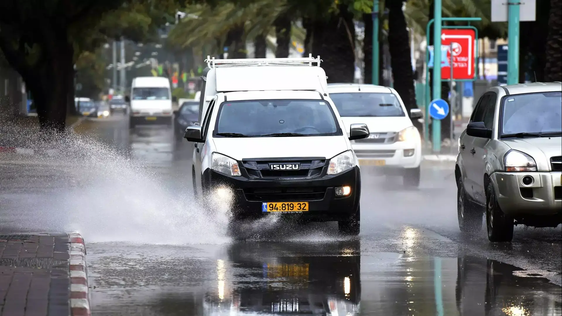 גשם ושלוליות בפתח תקווה גשם ושלוליות בפתח תקווה