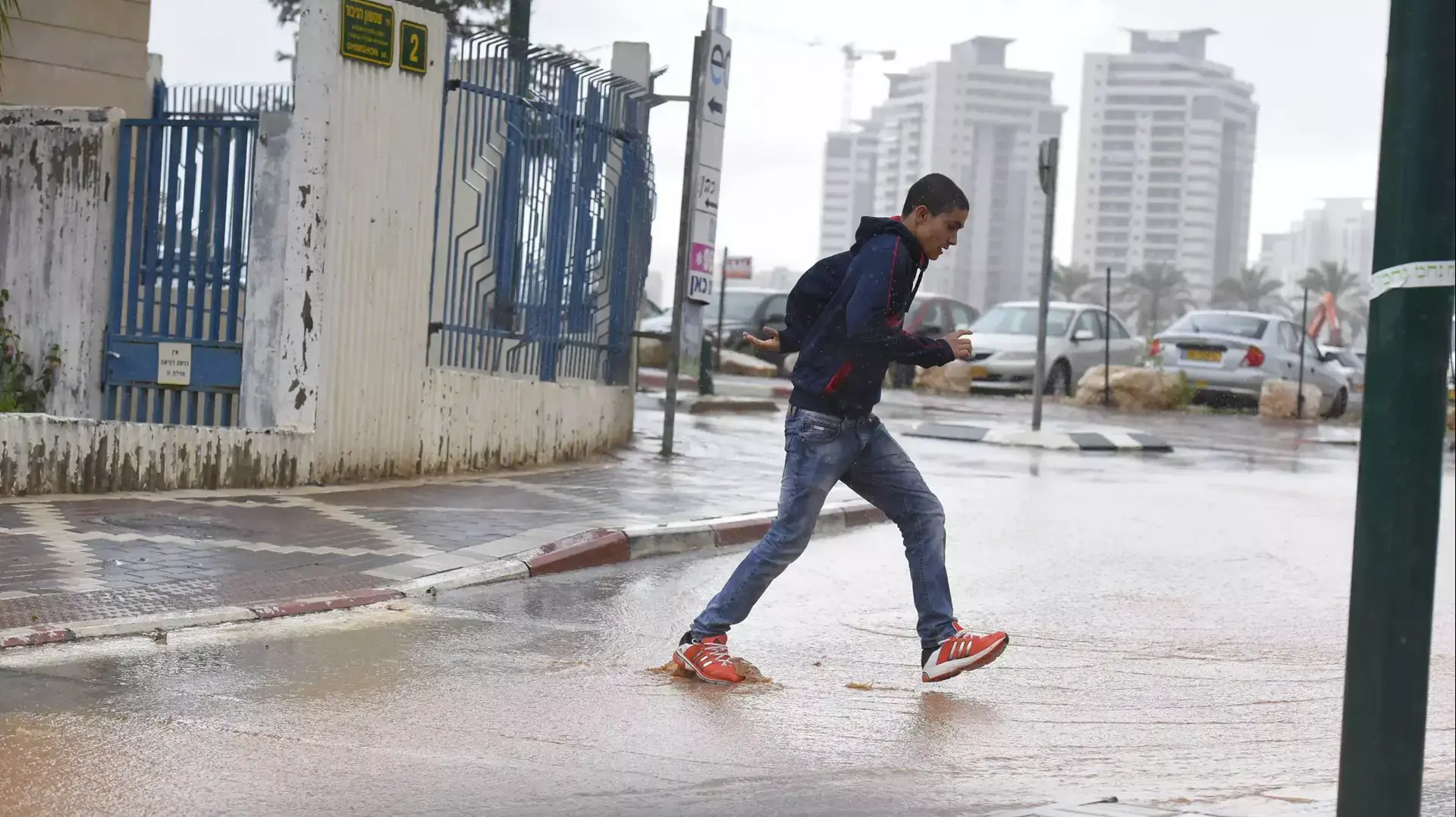 גשם ושלוליות בפתח תקווה גשם ושלוליות בפתח תקווה