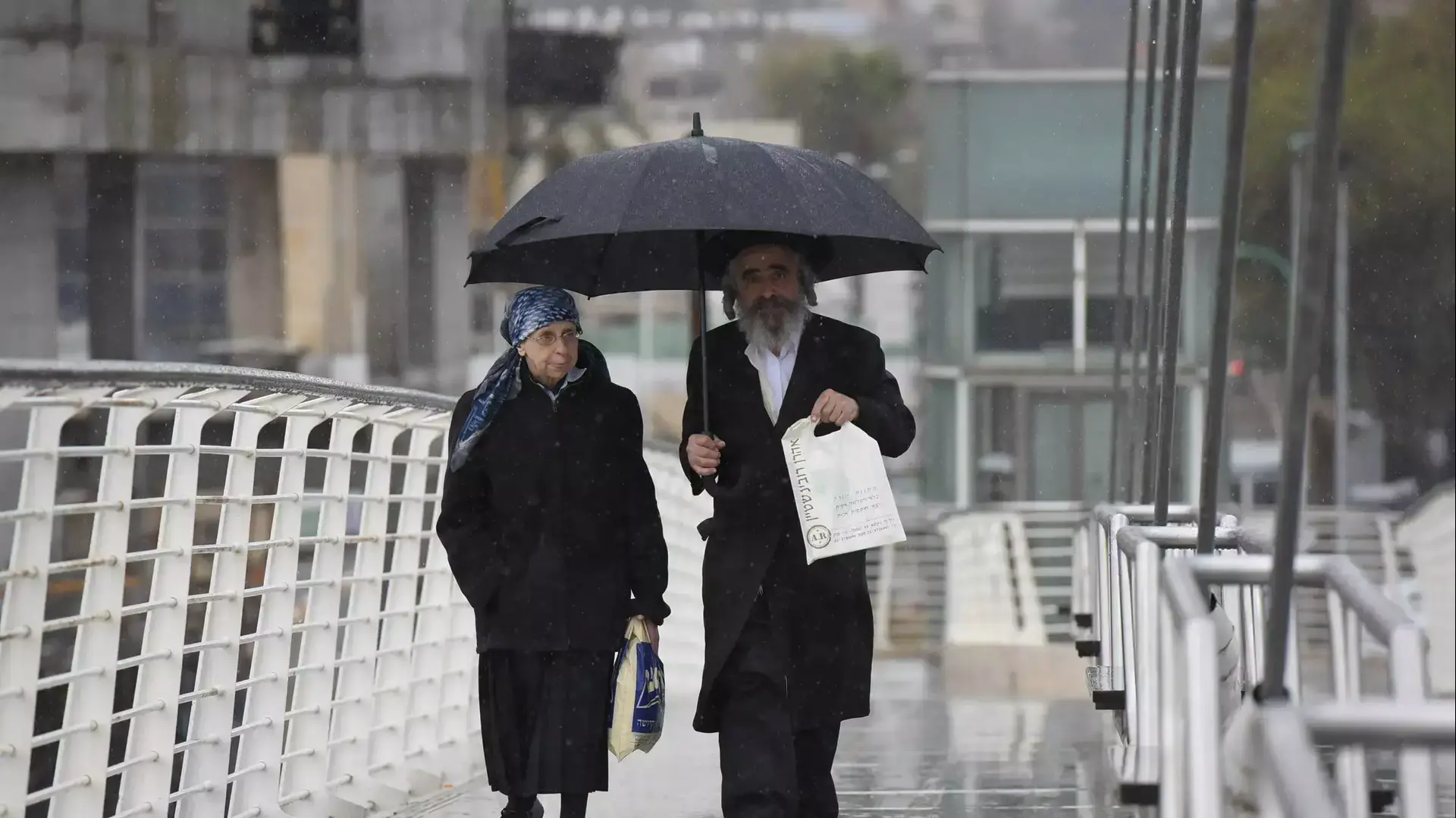 גשם ושלוליות בפתח תקווה גשם ושלוליות בפתח תקווה