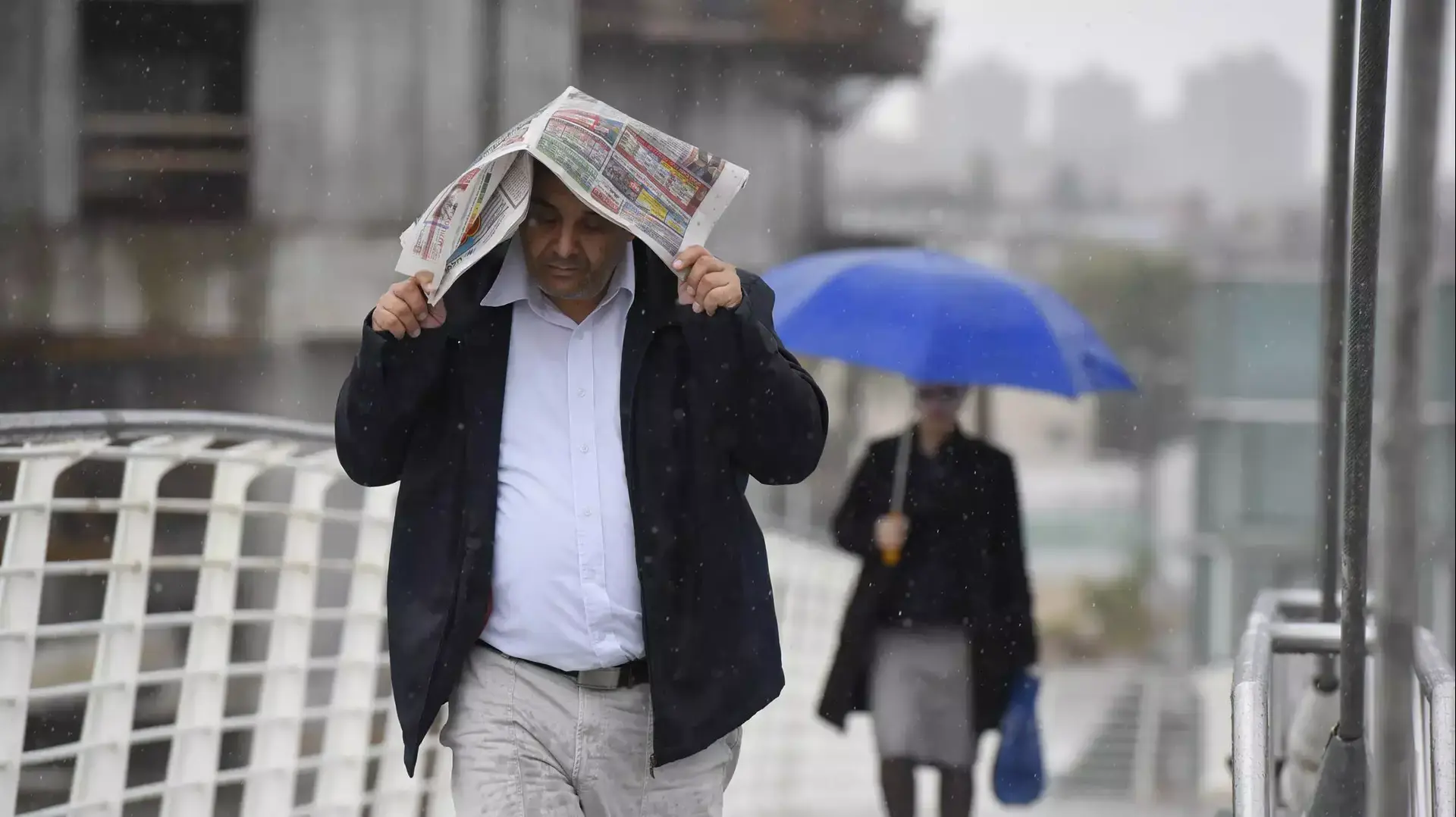 גשם ושלוליות בפתח תקווה גשם ושלוליות בפתח תקווה