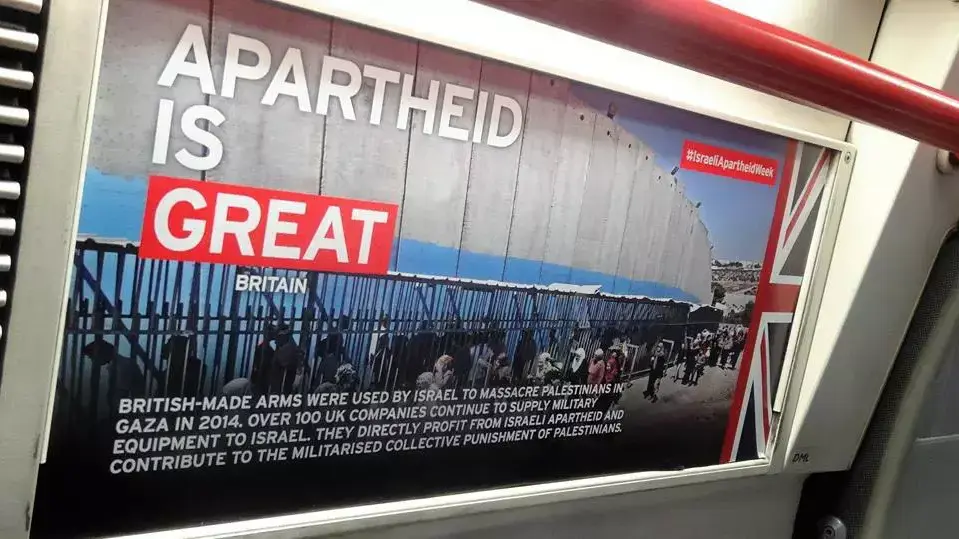 כרזות שפורסמו ברכבת התחתית של לונדון בפתח "שבוע האפרטהייד", 22 בפברואר 2016
