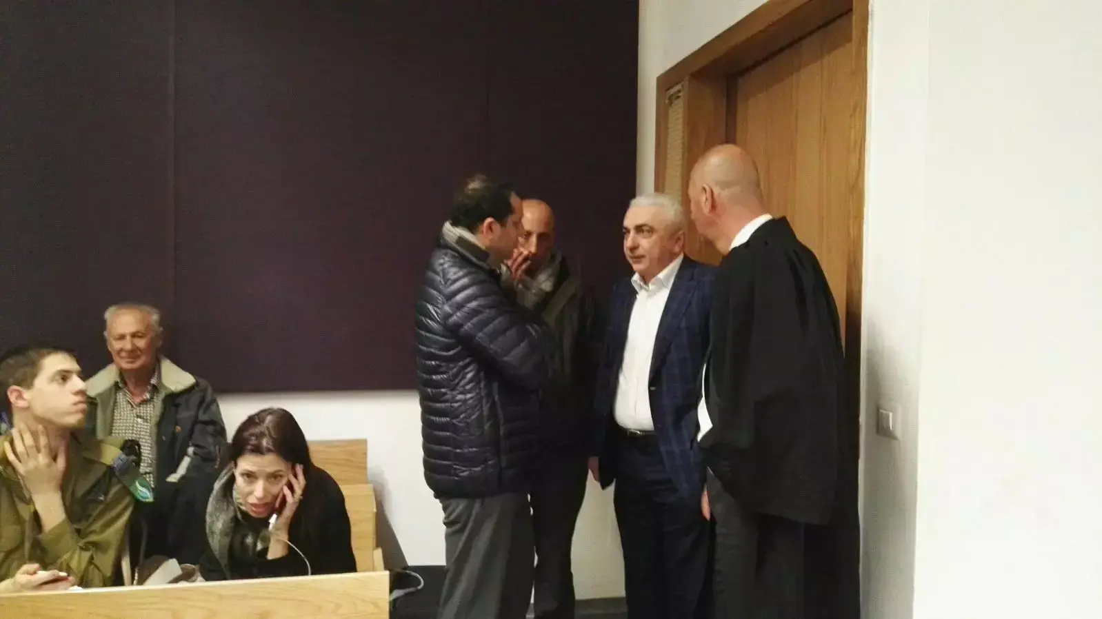 מימין: עורך הדין נתי שמחוני, אברהם נניקשווילי ויועץ התקשורת משה דבי בהקראת אישום בתיק פואד במחוזי תל אביב מימין: עורך הדין נתי שמחוני, אברהם נניקשווילי ויועץ התקשורת משה דבי בהקראת אישום בתיק פואד במחוזי תל אביב