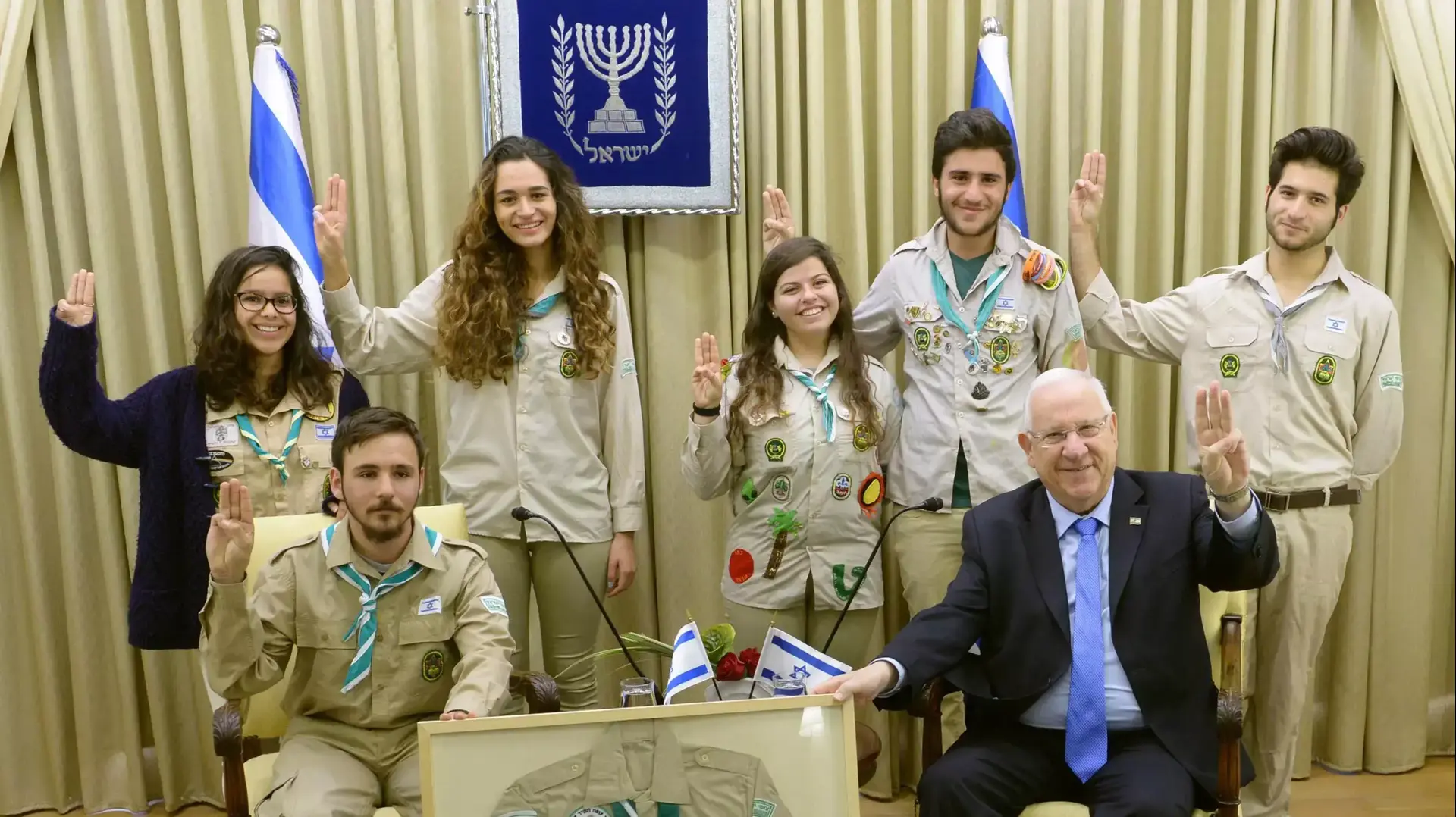 נשיא המדינה ראובן ריבלין וחניכי תנועת הנוער "הצופים" ביום הצופה הבינלאומי. 22 בפברואר 2016 נשיא המדינה ראובן ריבלין וחניכי תנועת הנוער "הצופים" ביום הצופה הבינלאומי. 22 בפברואר 2016