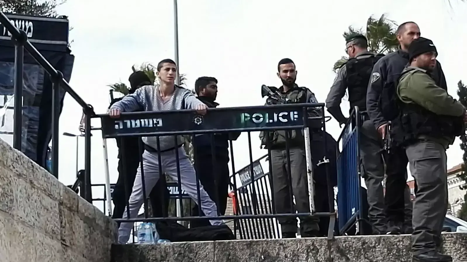 בידוק בטחוני בשער שכם בירושלים בידוק בטחוני בשער שכם בירושלים