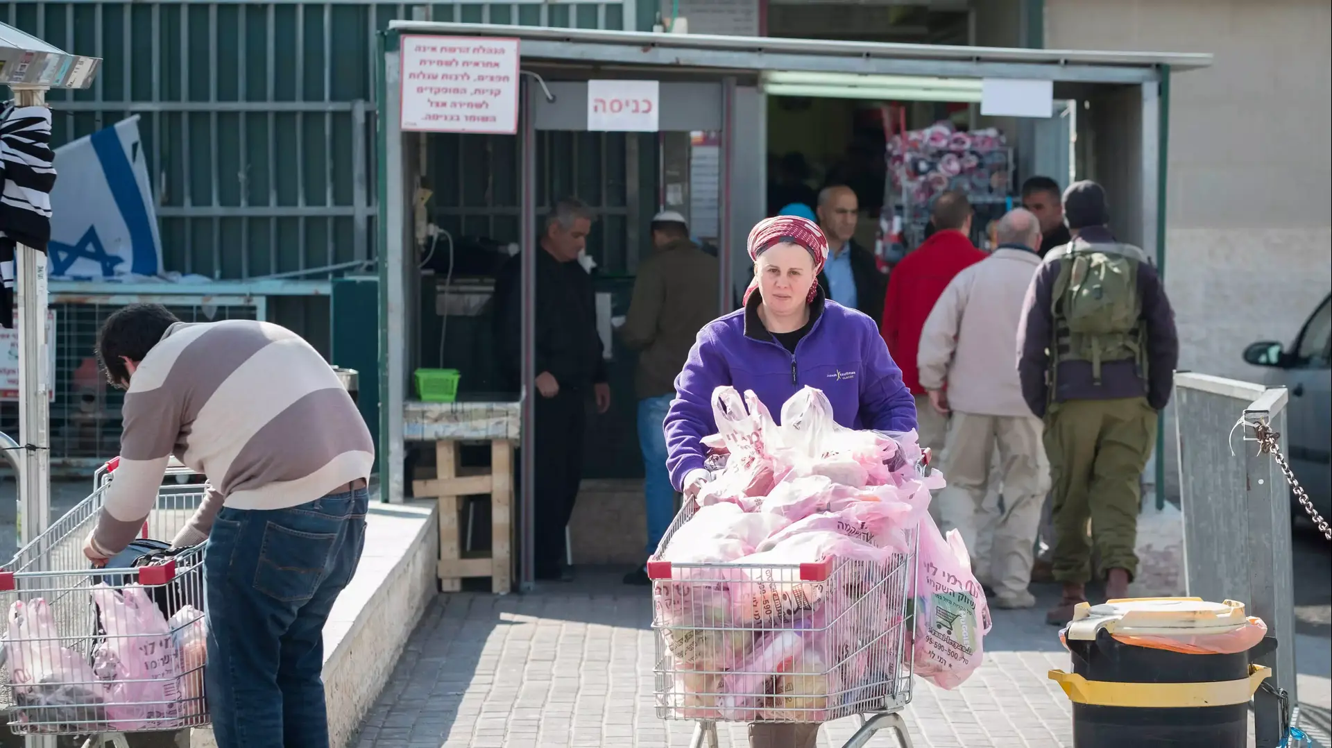 רעות, תושבת בית אל. סניף רמי לוי אזור תעשייה שער בנימין. 23 בפברואר 2016 רעות, תושבת בית אל. סניף רמי לוי אזור תעשייה שער בנימין. 23 בפברואר 2016