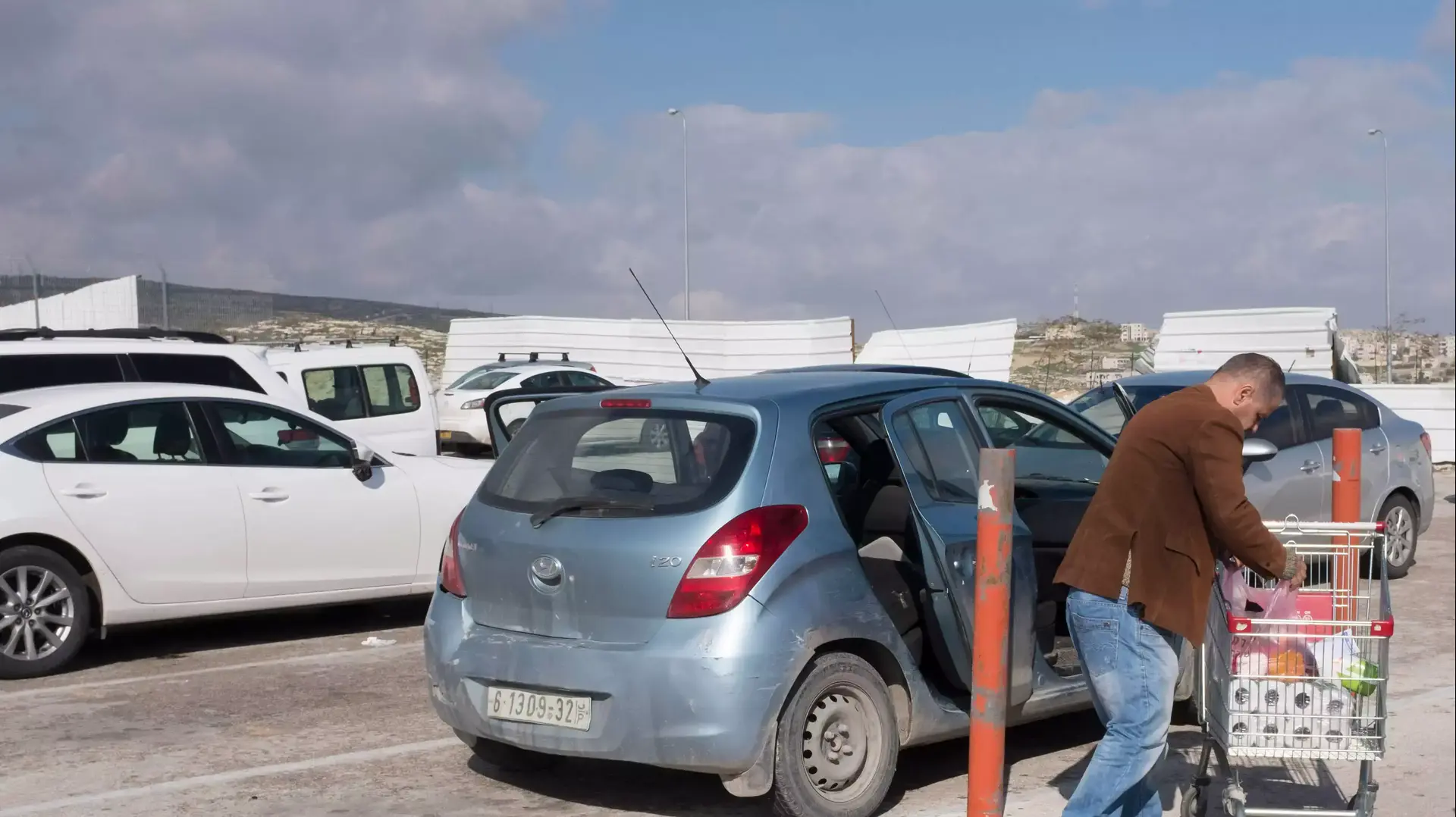 אוסמה, תושב חיזמה, סניף רמי לוי אזור תעשייה שער בנימין. 23 בפברואר 2016 אוסמה, תושב חיזמה, סניף רמי לוי אזור תעשייה שער בנימין. 23 בפברואר 2016