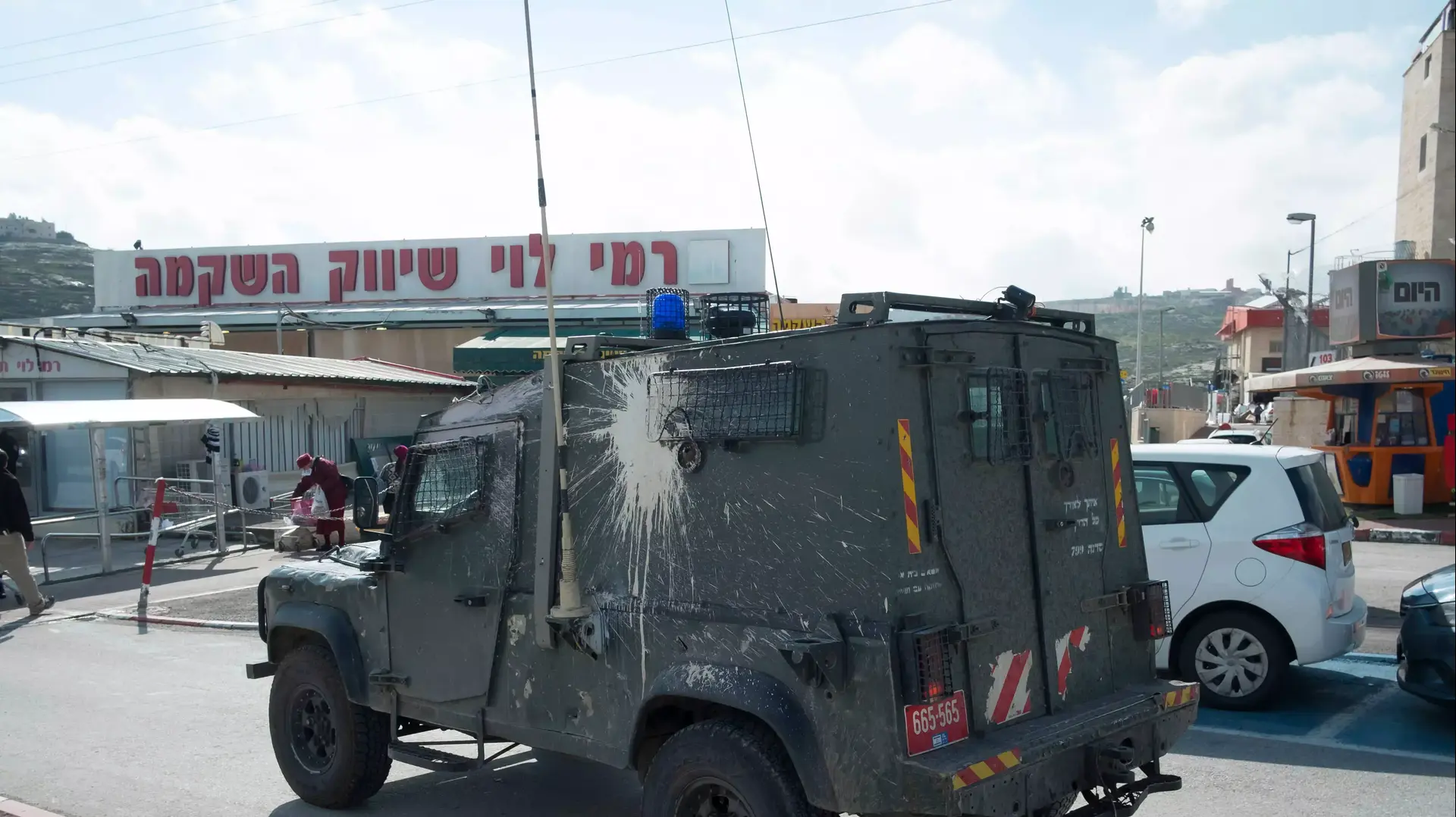 אבטחה בכניסה לסניף רמי לוי, אזור תעשייה שער בנימין. 23 בפברואר 2016