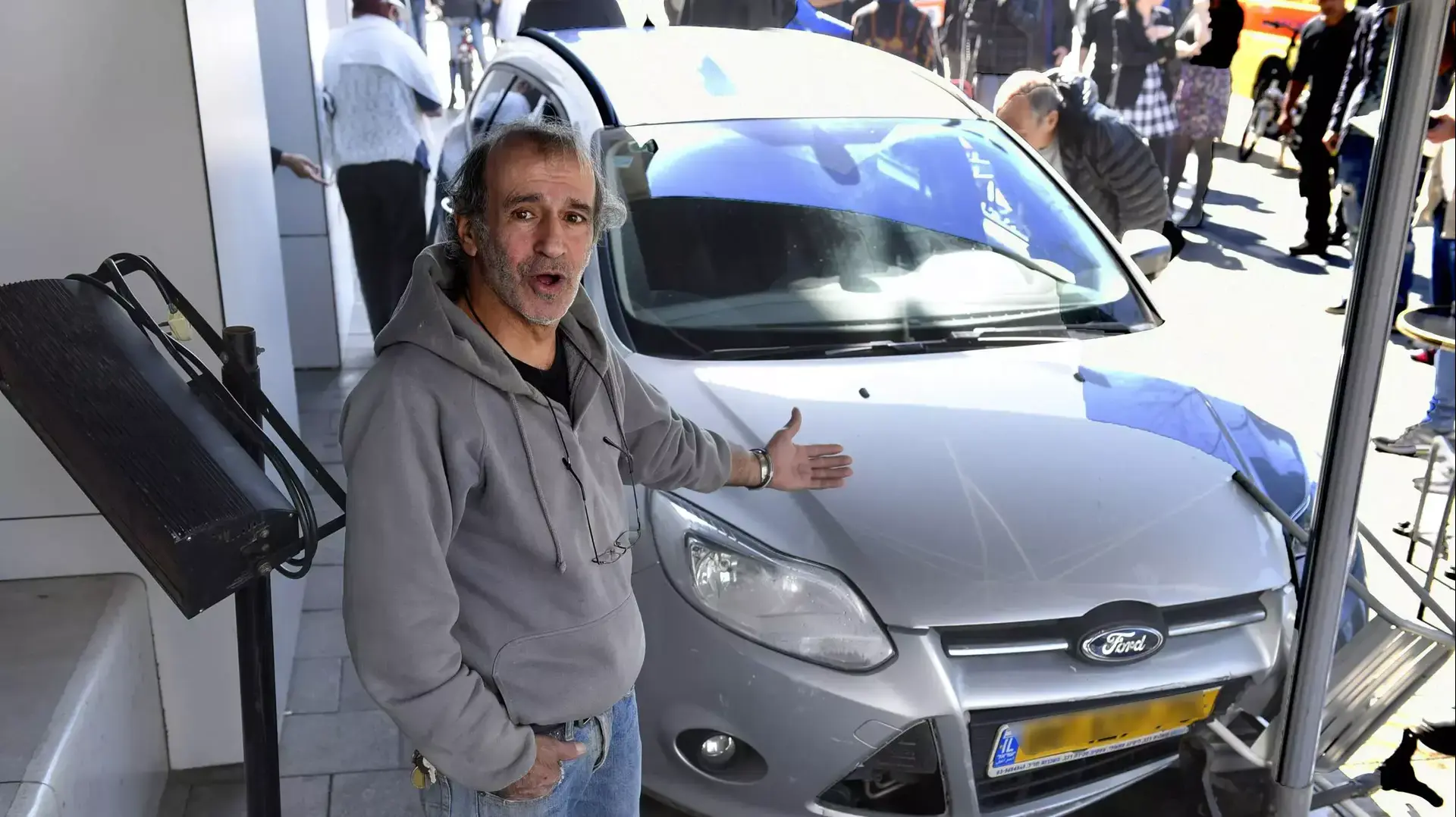 תאונה רכב עלה מדרכה בסמוך לסניף ארומה מתחת לבית וואלה תאונה רכב עלה מדרכה בסמוך לסניף ארומה מתחת לבית וואלה