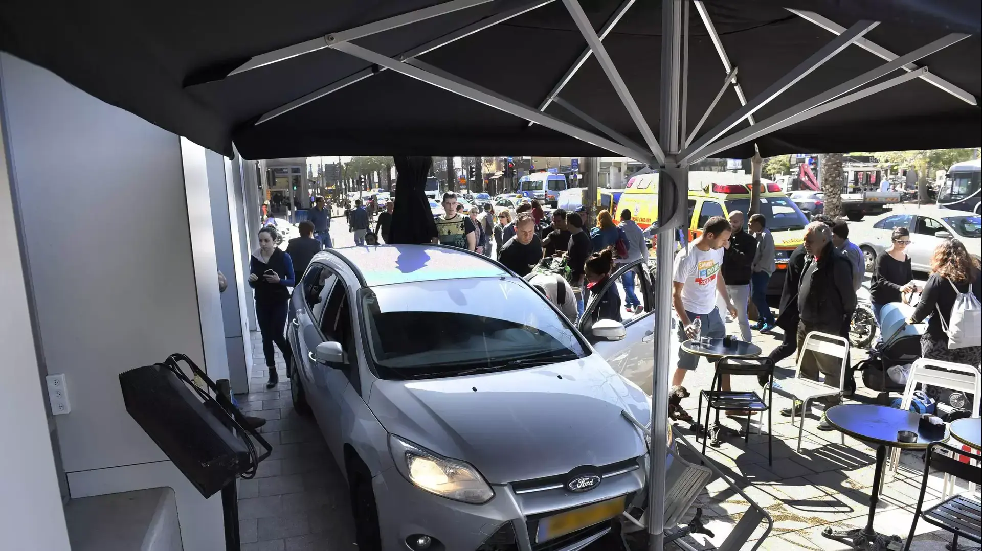 תאונה רכב עלה מדרכה בסמוך לסניף ארומה מתחת לבית וואלה תאונה רכב עלה מדרכה בסמוך לסניף ארומה מתחת לבית וואלה