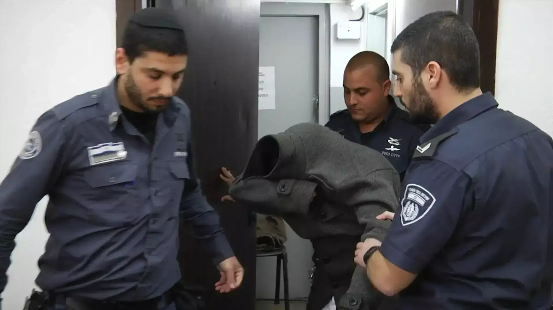 אייל קון, חשוד בהטרדת עשרות קטינות דרך אפליקציית "אינסטגרם", בית משפט השלום תל אביב. פברואר 2016 אייל קון, חשוד בהטרדת עשרות קטינות דרך אפליקציית "אינסטגרם", בית משפט השלום תל אביב. פברואר 2016