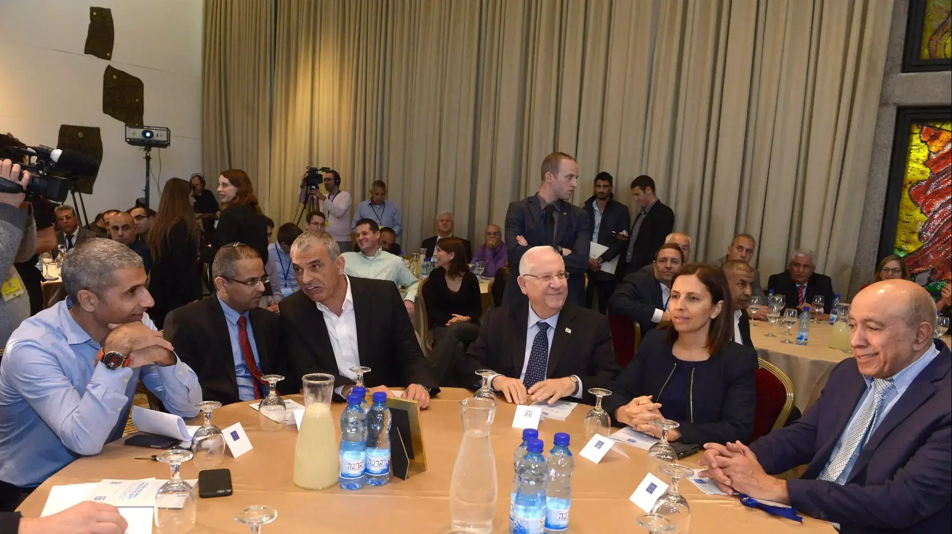 נשיא המדינה, בשיתוף עם שר האוצר והשרה לשוויון חברתי, במפגש משותף עם ראשי הרשויות הערביות ונציגי הממשלה בנושא תכנית החומש לפיתוח כלכלי בחברה הערבית. פברואר 2016 נשיא המדינה, בשיתוף עם שר האוצר והשרה לשוויון חברתי, במפגש משותף עם ראשי הרשויות הערביות ונציגי הממשלה בנושא תכנית החומש לפיתוח כלכלי בחברה הערבית. פברואר 2016