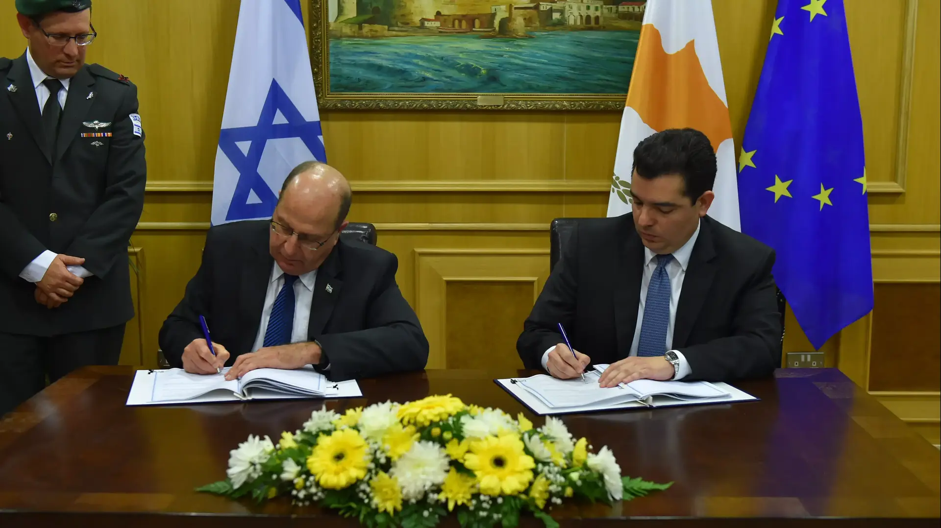 שר הביטחון משה (בוגי) יעלון בביקור בקפריסין. פברואר 2016 שר הביטחון משה (בוגי) יעלון בביקור בקפריסין. פברואר 2016