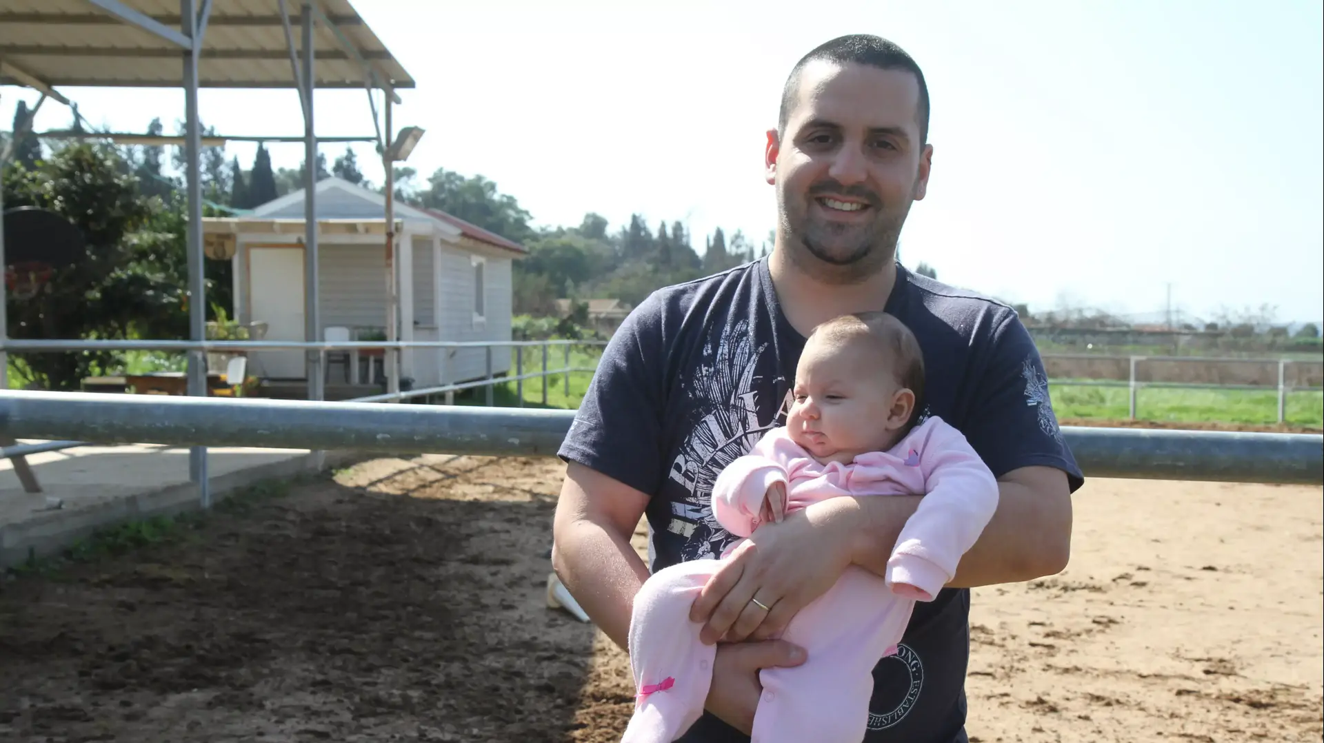 שלומי ופלג הדזל, זוג שהאבא לקח חופשת לידה כדי לטפל בבתו התינוקת, פברואר 2016 שלומי ופלג הדזל, זוג שהאבא לקח חופשת לידה כדי לטפל בבתו התינוקת, פברואר 2016