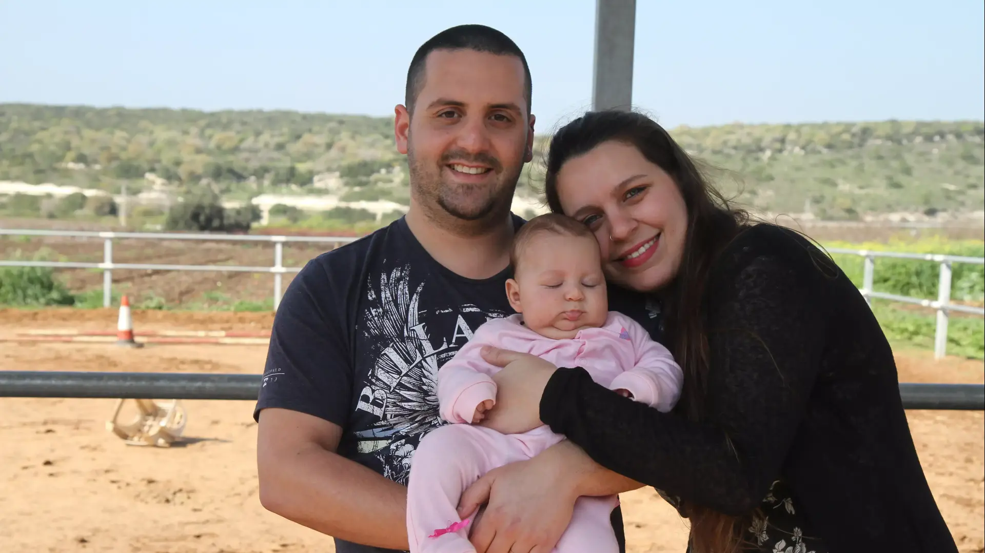 שלומי ופלג הדזל, זוג שהאבא לקח חופשת לידה כדי לטפל בבתו התינוקת, פברואר 2016 שלומי ופלג הדזל, זוג שהאבא לקח חופשת לידה כדי לטפל בבתו התינוקת, פברואר 2016