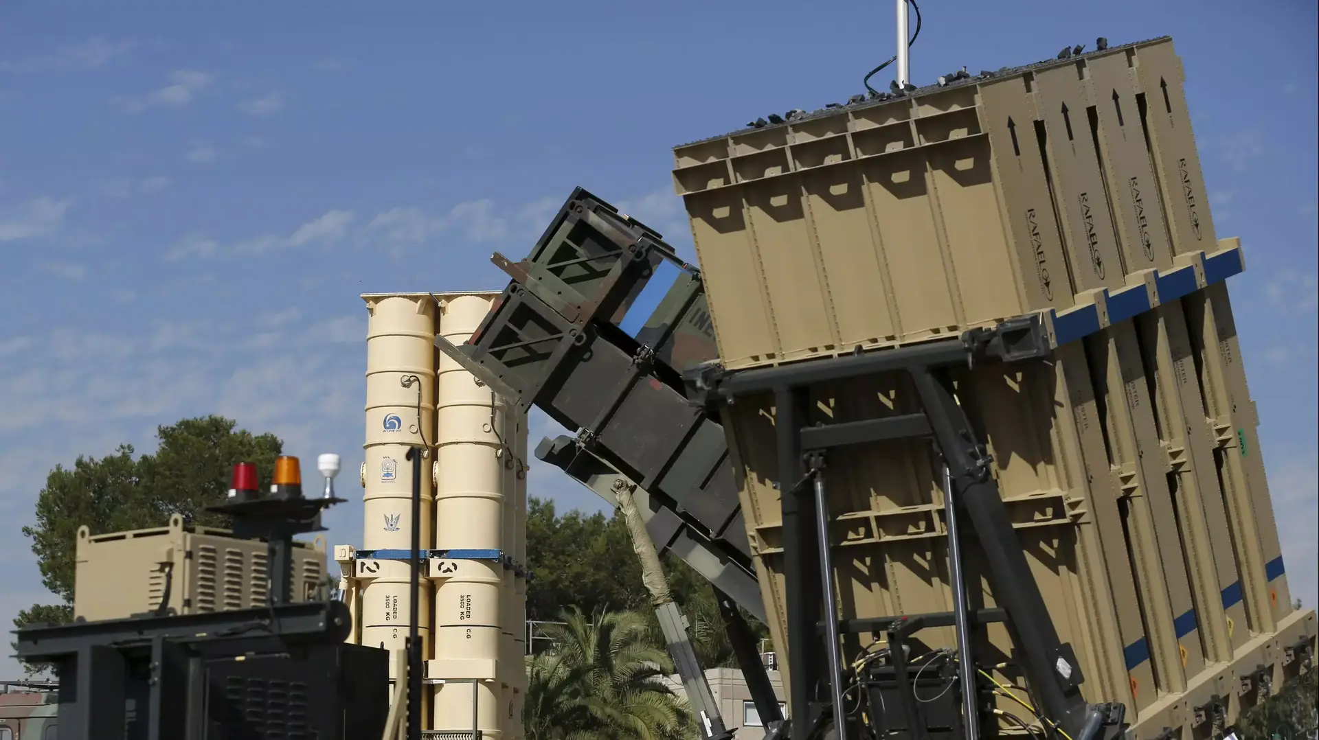 מערכת כיפת ברזל, במהלך תרגיל משותף של ישראל וארצות הברית, בסיס חצור. פברואר 2016 מערכת כיפת ברזל, במהלך תרגיל משותף של ישראל וארצות הברית, בסיס חצור. פברואר 2016
