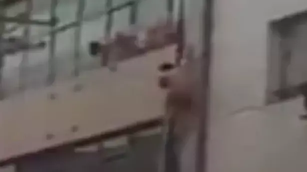 איש ערום איש ערום