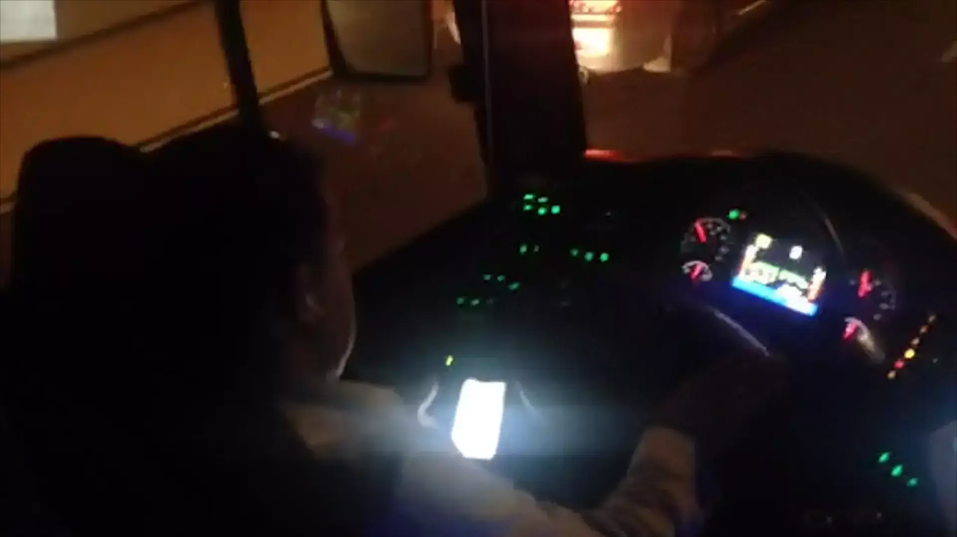 נהג אוטובוס של "סופרבוס" תועד מסתכל בסרט בסלולרי - והושעה מעבודתו